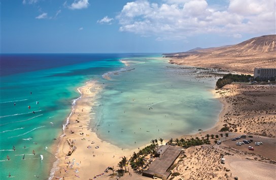 Ostrov Fuerteventura, dlouhé pláže se zátokou - pohled shora