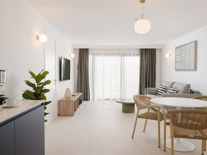 JUNIOR SUITE